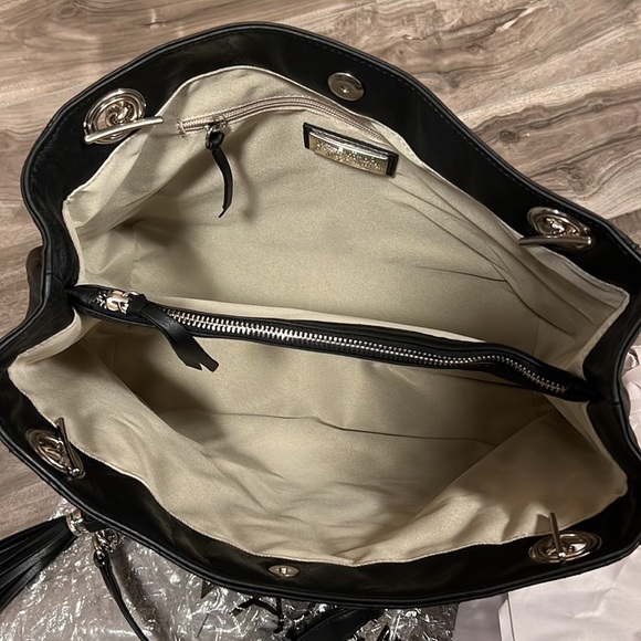 ❣️VALENTINO AUTH by Mario Valentino Luisa Satchel. - Picture 11 of 17